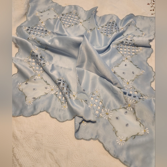 Square Table Linen/Topper - Picture 5 of 6